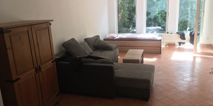 Monteurwohnung - Zimmertyp: Doppelzimmer - Eisingen (Landkreis Würzburg) - Schlafwohnzimmer mit Gang auf die Terasse. - simone Carlson