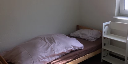 Monteurwohnung - Kühlschrank - Zellingen - Zweibett Schlafzimmer - simone Carlson