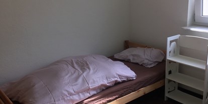 Monteurwohnung - Einzelbetten - Würzburg Versbach - Zweibett Schlafzimmer - simone Carlson