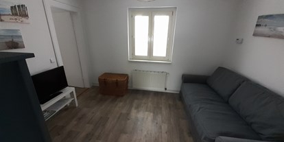 Monteurwohnung - Badezimmer: eigenes Bad - PLZ 12529 (Deutschland) - Wohnzimmer mit Schlafcouch - Ferien- und Monteurwohnung Schulz