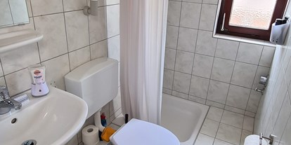 Monteurwohnung - Kühlschrank - PLZ 24223 (Deutschland) - Dachgeschoßwohnung
Außenbad mit Toilette - Monteurzimmer Ferienwohnung Kiel-Meimersdorf