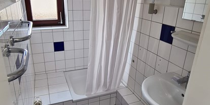 Monteurwohnung - Badezimmer: Gemeinschaftsbad - Ostsee - Dachgeschoßwohnung
Außenbad - Monteurzimmer Ferienwohnung Kiel-Meimersdorf
