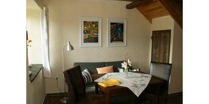 Monteurwohnung - Zimmertyp: Doppelzimmer - Renzow - Wohnbereich mit Schlafcouch - Ferienwohnung Bauernhaus