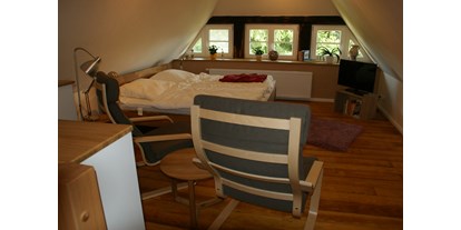 Monteurwohnung - Küche: eigene Küche - Klein Rogahn - Schlafbereich mit Fernseher und Lesesesseln - Ferienwohnung Bauernhaus