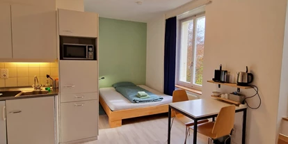 Monteurwohnung - Kühlschrank - Grenchen - Grosse Studiowohnung mit Küche, Bad, ein Bett 160x200cm, ein Bett 90x200cm, TV/Internet - Casa Maria Apartments Solothurn