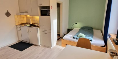 Monteurwohnung - Kühlschrank - Lengnau BE - Grosse Studiowohnung mit Küche, Bad, ein Bett 160x200cm, ein Bett 90x200cm, TV/Internet - Casa Maria Apartments Solothurn