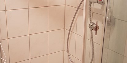 Monteurwohnung - Badezimmer: eigenes Bad - Märkisch Buchholz - Dusche - Handwerkerwohnung