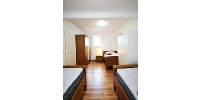 Monteurwohnung - Zimmertyp: Doppelzimmer - PLZ 52499 (Deutschland) - Hinterhaus, 3-Bett Zimmer im I OG - Spiridon Kentras
