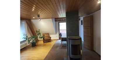 Monteurwohnung - Zimmertyp: Doppelzimmer - PLZ 5313 (Schweiz) - Wohnzimmer mit Blick auf den Essbereich - Monteurwohnung in 79736 Rickenbach