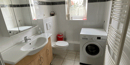 Monteurwohnung - Zimmertyp: Mehrbettzimmer - PLZ 13089 (Deutschland) - Bad, Sicht auf Waschmaschine - Monteurwohnung Wandlitz