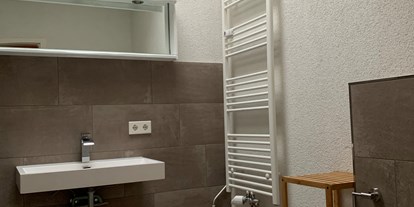 Monteurwohnung - Badezimmer: eigenes Bad - Söhrewald - Monteurunterkunft Evtin
