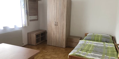 Monteurwohnung - Kühlschrank - Oberschöfring - Beispiel Zimmer 1 - Minichberger - Kölbleitner Fremdenzimmer & Monteurzimmer