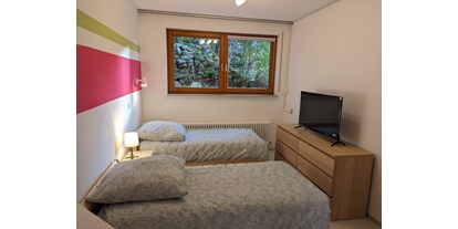 Monteurwohnung - Kühlschrank - Ilsfeld Ilfeld - 2x Einzelbetten
Smart-TV
Extra Waschbecken im Zimmer - *** Monteurwohnung 4 Zimmer, 7 Schlafplätze ***
