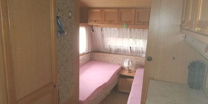 Monteurwohnung - Küche: eigene Küche - Binswangen - von innen, Schlafbereich, 2 Einzelbetten - Goldberg-Camping Mörslingen UG (haftungsbeschränkt)