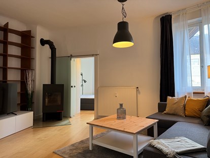 Monteurwohnung - Kühlschrank - Friolzheim - Gemeinschaftliches Wohnzimmer - Quartiere auf Zeit 