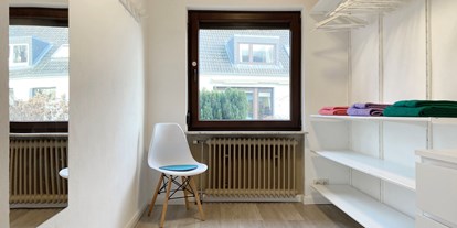 Monteurwohnung - Küche: Gemeinschaftsküche - PLZ 22309 (Deutschland) - Großes Schlafzimmer mit Einzelbetten, Kleiderzimmer und Terrasse - Nordhaus A7 bei Hamburg