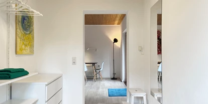 Monteurwohnung - Küche: Küchenmitbenutzung - PLZ 20253 (Deutschland) - Großes Schlafzimmer mit Einzelbetten, Kleiderzimmer und Terrasse - Nordhaus A7 bei Hamburg