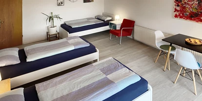 Monteurwohnung - Küche: Gemeinschaftsküche - Klein Offenseth-Sparrieshoop - Großes Schlafzimmer mit Einzelbetten, Kleiderzimmer und Terrasse - Nordhaus A7 bei Hamburg