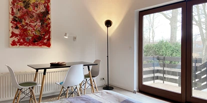 Monteurwohnung - Küche: Küchenmitbenutzung - PLZ 23845 (Deutschland) - Großes Schlafzimmer mit Einzelbetten, Kleiderzimmer und Terrasse - Nordhaus A7 bei Hamburg
