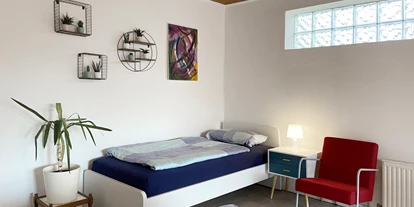 Monteurwohnung - Art der Unterkunft: Gästehaus - Klein Offenseth-Sparrieshoop - Großes Schlafzimmer mit Einzelbetten, Kleiderzimmer und Terrasse - Nordhaus A7 bei Hamburg