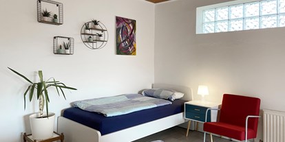 Monteurwohnung - PLZ 25373 (Deutschland) - Großes Schlafzimmer mit Einzelbetten, Kleiderzimmer und Terrasse - Nordhaus A7 bei Hamburg