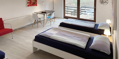 Monteurwohnung - Bettwäsche: Bettwäsche inklusive - Klein Offenseth-Sparrieshoop - Großes Schlafzimmer mit Einzelbetten, Kleiderzimmer und Terrasse - Nordhaus A7 bei Hamburg