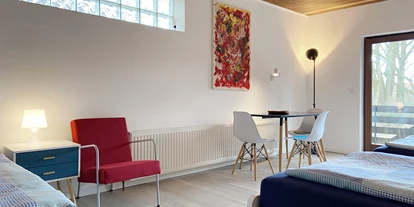 Monteurwohnung - Küche: Gemeinschaftsküche - Klein Offenseth-Sparrieshoop - Großes Schlafzimmer mit Einzelbetten, Kleiderzimmer und Terrasse - Nordhaus A7 bei Hamburg