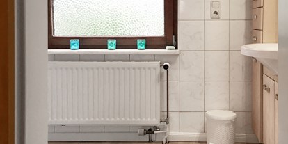 Monteurwohnung - Waschmaschine - Norderstedt - Badezimmer mit Dusche und WC - Nordhaus A7 bei Hamburg