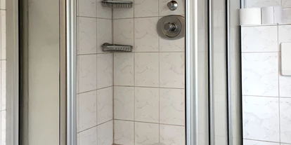 Monteurwohnung - Bettwäsche: Bettwäsche inklusive - Klein Offenseth-Sparrieshoop - Badezimmer mit Dusche und WC - Nordhaus A7 bei Hamburg