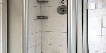Monteurwohnung - Art der Unterkunft: Gästehaus - PLZ 22309 (Deutschland) - Badezimmer mit Dusche und WC - Nordhaus A7 bei Hamburg