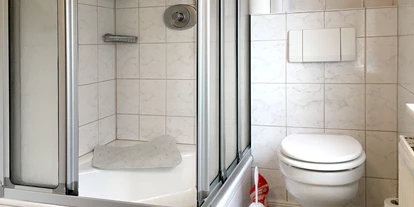 Monteurwohnung - Kühlschrank - PLZ 23845 (Deutschland) - Badezimmer mit Dusche und WC - Nordhaus A7 bei Hamburg