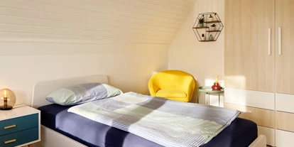 Monteurwohnung - Bettwäsche: Bettwäsche inklusive - Klein Offenseth-Sparrieshoop - Schlafzimmer mit Einzelbetten und eigenem Balkon - Nordhaus A7 bei Hamburg