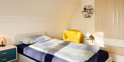 Monteurwohnung - Küche: eigene Küche - Binnenland - Schlafzimmer mit Einzelbetten und eigenem Balkon - Nordhaus A7 bei Hamburg