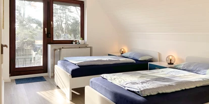 Monteurwohnung - Bettwäsche: Bettwäsche inklusive - Klein Offenseth-Sparrieshoop - Schlafzimmer mit Einzelbetten und eigenem Balkon - Nordhaus A7 bei Hamburg