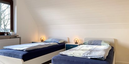 Monteurwohnung - WLAN - PLZ 24558 (Deutschland) - Schlafzimmer mit Einzelbetten und eigenem Balkon - Nordhaus A7 bei Hamburg
