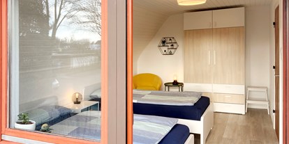 Monteurwohnung - Küche: eigene Küche - Brande-Hörnerkirchen - Schlafzimmer mit Einzelbetten und eigenem Balkon - Nordhaus A7 bei Hamburg