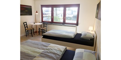Monteurwohnung - Kühlschrank - PLZ 22309 (Deutschland) - Eines unserer zwei Doppelzimmer mit Tisch und Stühlen im Nordhaus A7 bei Hamburg - Nordhaus A7 bei Hamburg