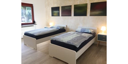 Monteurwohnung - Bettwäsche: Bettwäsche inklusive - PLZ 23845 (Deutschland) - Eines unserer zwei Doppelzimmer mit Nachtischen und Lampen im Nordhaus A7 bei Hamburg - Nordhaus A7 bei Hamburg