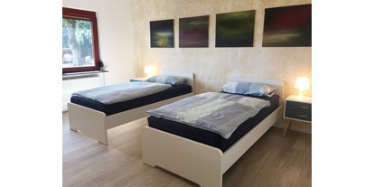 Monteurwohnung - Bettwäsche: Bettwäsche inklusive - PLZ 22399 (Deutschland) - Eines unserer zwei Doppelzimmer mit Nachtischen und Lampen im Nordhaus A7 bei Hamburg - Nordhaus A7 bei Hamburg