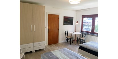 Monteurwohnung - Küche: Gemeinschaftsküche - PLZ 22309 (Deutschland) - Eines unserer zwei Doppelzimmer mit großem Schrank im Nordhaus A7 bei Hamburg - Nordhaus A7 bei Hamburg