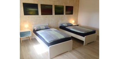Monteurwohnung - Einzelbetten - Itzstedt - Eines unserer zwei Doppelzimmer mit Bettwäsche im Nordhaus A7 bei Hamburg - Nordhaus A7 bei Hamburg