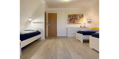 Monteurwohnung - Küche: eigene Küche - PLZ 25365 (Deutschland) - Geräumiges Mehrbettzimmer mit 3 Einzelbetten, viel Platz und Komfort. - Nordhaus A7 bei Hamburg