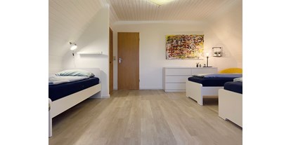 Monteurwohnung - Zimmertyp: Doppelzimmer - Borstel-Hohenraden - Geräumiges Mehrbettzimmer mit 3 Einzelbetten, viel Platz und Komfort. - Nordhaus A7 bei Hamburg