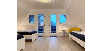 Monteurwohnung - Bettwäsche: Bettwäsche inklusive - Klein Offenseth-Sparrieshoop - Mehrbettzimmer mit Balkon für 3 Personen - Nordhaus A7 bei Hamburg