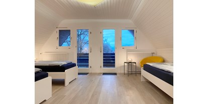 Monteurwohnung - Waschmaschine - Bönningstedt - Mehrbettzimmer mit Balkon für 3 Personen - Nordhaus A7 bei Hamburg