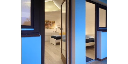 Monteurwohnung - Bettwäsche: Bettwäsche inklusive - Klein Offenseth-Sparrieshoop - Großes Schlafzimmer mit eigenem Balkon - Nordhaus A7 bei Hamburg