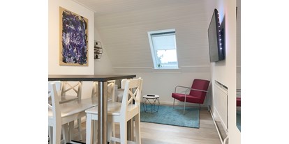 Monteurwohnung - Küche: Gemeinschaftsküche - Nienwohld - Wohnküche mit Internet-Flatscreen - Nordhaus A7 bei Hamburg