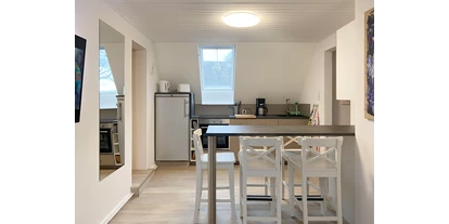 Monteurwohnung - Kühlschrank - Klein Offenseth-Sparrieshoop - Wohnküche mit Essplatz und Einbauküche - Nordhaus A7 bei Hamburg