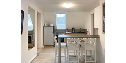 Monteurwohnung - Kühlschrank - PLZ 22309 (Deutschland) - Wohnküche mit Essplatz und Einbauküche - Nordhaus A7 bei Hamburg