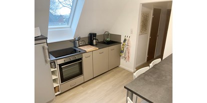 Monteurwohnung - Kühlschrank - Binnenland - Wohnküche mit Kühlschrank, Herd, Backofen, Geschirrspülmaschine, etc. - Nordhaus A7 bei Hamburg